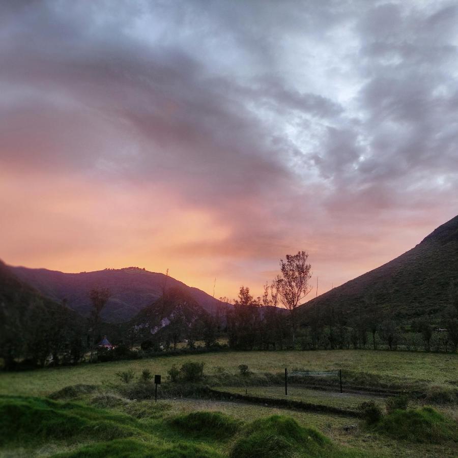 El Castillo Del Lobo Pululahua Panzió Quito Kültér fotó